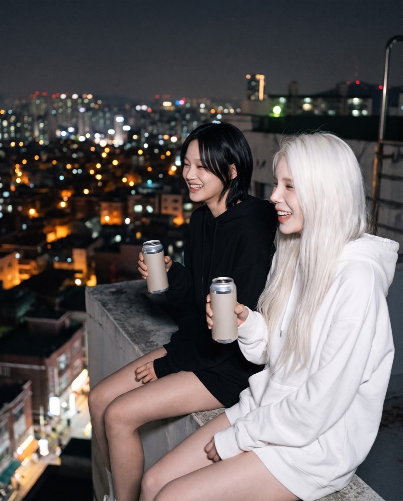 夜の屋上で笑う2人